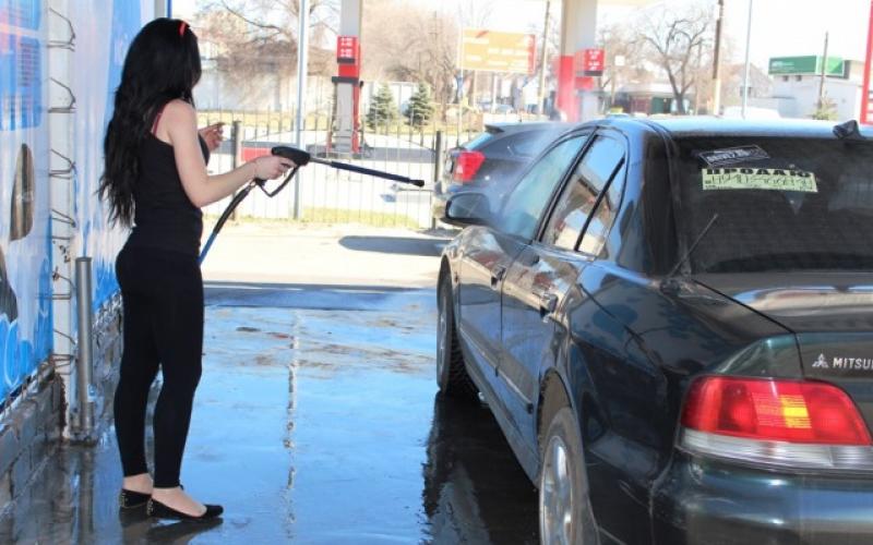 Hur tvättar du snabbt och korrekt din bil på en självbetjäningsbiltvätt?